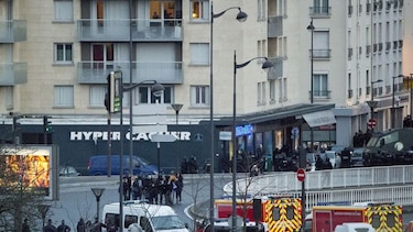 Francia resuelve crisis de rehenes con asaltos simultáneos