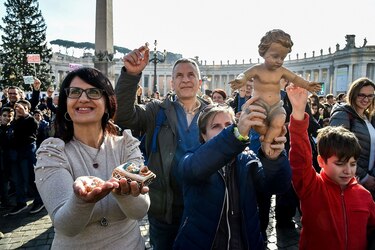 Papa Francisco bendice las estatuillas del Niño Jesús para los pesebres