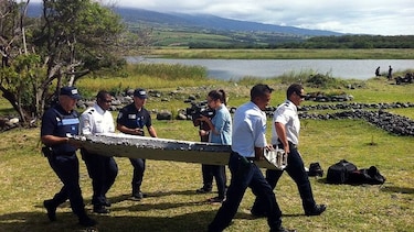Hallazgo de trozo de avión reaviva especulaciones sobre tragedia del MH370 de Malaysia Airlines