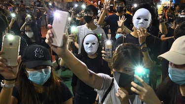 Manifestantes con máscaras desafían al gobierno de Hong Kong