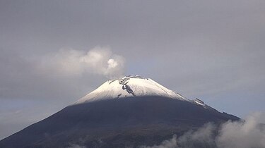 Volcán Popocatépetl lanza cenizas en el centro de la ciudad de México