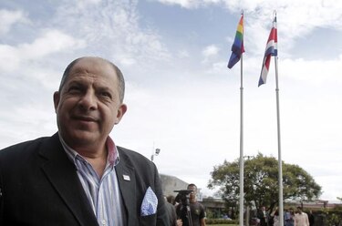 Solís iza bandera gay y hace llamado a entender nuevas formas de diversidad