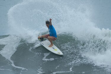 Víctor Camarena deja en grande el surf panameño