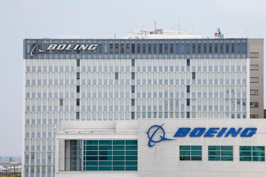 Finaliza huelga de trabajadores de Boeing al aceptar nuevo convenio con la empresa