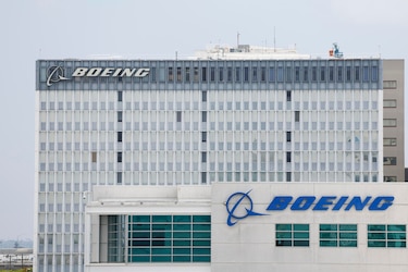 Finaliza huelga de trabajadores de Boeing al aceptar nuevo convenio con la empresa