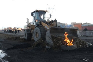 Militares y policías inician operativo de desbloqueo de carretera troncal de Bolivia