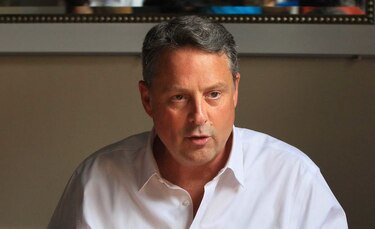Se jubila el embajador estadounidense John Feeley