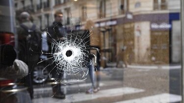 Policía francesa interroga a familiares del autor de ataque con cuchillo en París