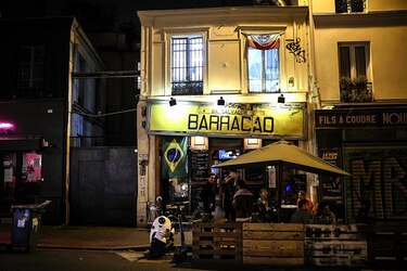 París y sus suburbios en una alerta máxima por el coronavirus, pero los restaurantes siguen abiertos