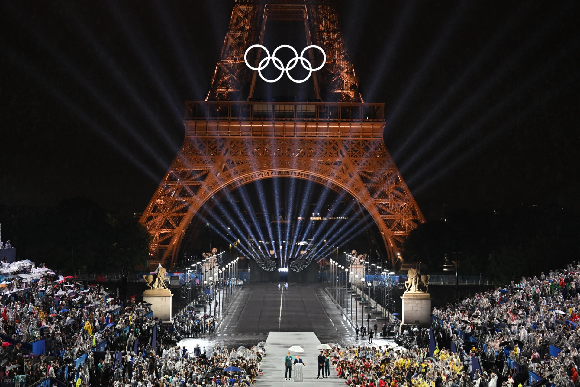 Vista de los aros olímpicos en la Torre Eiffel durante el discurso del presidente del COI, Thomas Bach, durante la ceremonia de inauguración de los Juegos Olímpicos de París 2024, este viernes en la capital francesa. EFE/Joel Marklund POOL
