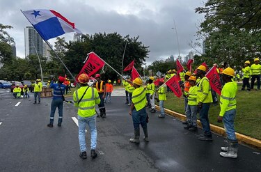 Obreros del Suntracs cerraron por cuatro horas la cinta costera y avenida Balboa