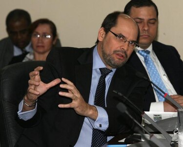 Arias se excusa por no asistir a un foro de la Apede