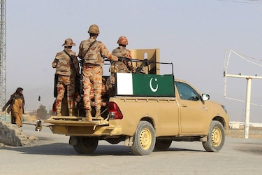 5 claves para entender la ‘guerra abierta’ entre Pakistán y Afganistán (y qué tiene que ver con ella el Talibán)