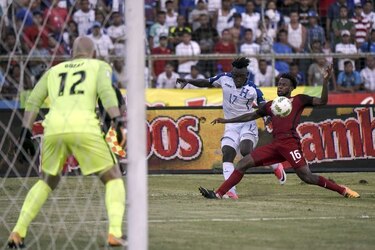 Estados Unidos escapa de Honduras con un agónico empate 1-1