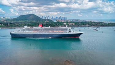 Queen Mary 2 realiza su primer tránsito por las esclusas neopanamax del Canal de Panamá