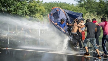 Enfrentamientos entre policía húngara y migrantes