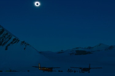 Eclipse solar total oscurece el día eterno del verano austral en la Antártida