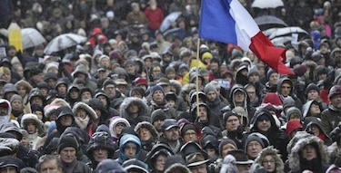 Miles de personas se manifiestan en Francia contra estado de emergencia