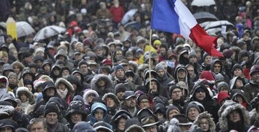 Miles de personas se manifiestan en Francia contra estado de emergencia