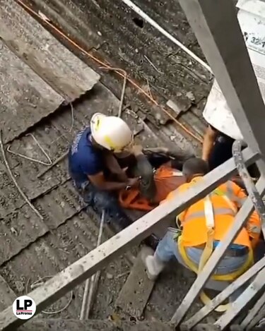 Trabajador cae al vacío y es rescatado por los bomberos