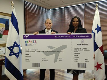 Embajada de Israel entrega pasaje aéreo a Señorita Panamá para Miss Universo