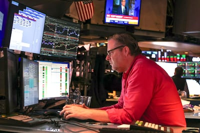 Wall Street sube casi un 3 % y el petróleo de Texas registra su mayor caída diaria