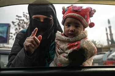 Los talibanes prohíben a las mujeres viajar sin un acompañante