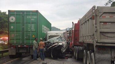 Puente Centenario: Hay 10 personas heridas luego de colisión múltiple
