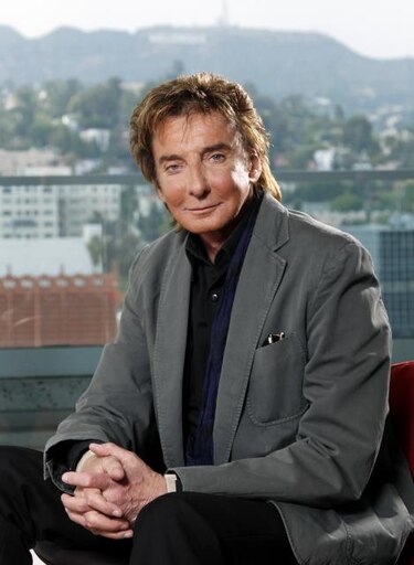 Barry Manilow recibe cirugía en la cadera
