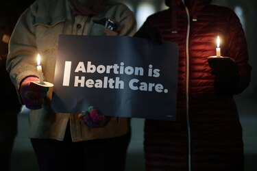 Gobierno de Biden aprueba facilitar el acceso al aborto mediante píldora