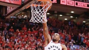 Raptors vencen a Bucks tras dos tiempos extras