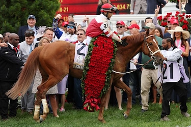 El ejemplar Rich Strike del jinete venezolano Sonny León gana el Derby de Kentucky