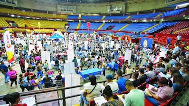 Jóvenes esperan por la aprobación de empresarios