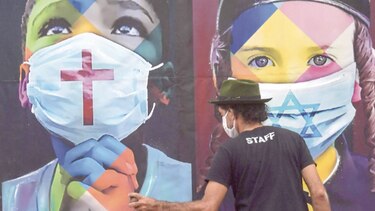 Un muralista confinado se inspira en la crisis
