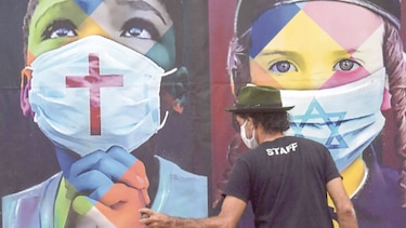 Un muralista confinado se inspira en la crisis