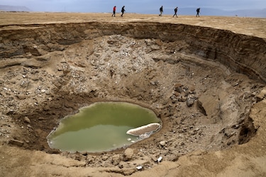 El mar Muerto se encoge, dejando tras de sí unos singulares cráteres