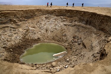 El mar Muerto se encoge, dejando tras de sí unos singulares cráteres