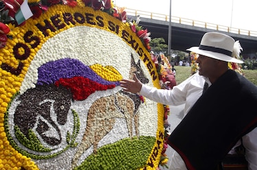 Silleteros convierten a Medellín en un jardín desfilando sus majestuosos arreglos florales
