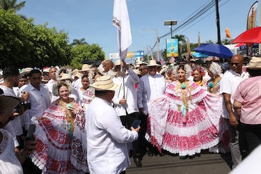 Ataviados, la pareja presidencial encabeza el  desfile de las Mil  Polleras