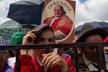 Latinoamericanos piden a Juan Pablo II y Juan XXIII: 'rueguen por nosotros'