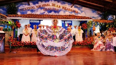 Coronan a la reina del Festival Nacional de la Mejorana