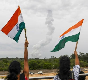 India lanza una sonda en el reinicio de su misión a la Luna