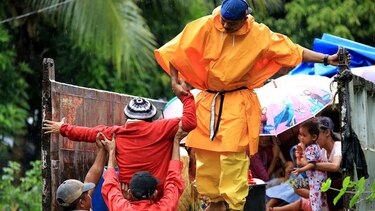 Filipinas: Decenas de miles huyen del tifón de Navidad