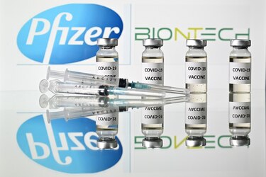 Estados Unidos autoriza tercera dosis de Pfizer para personas mayores y de alto riesgo