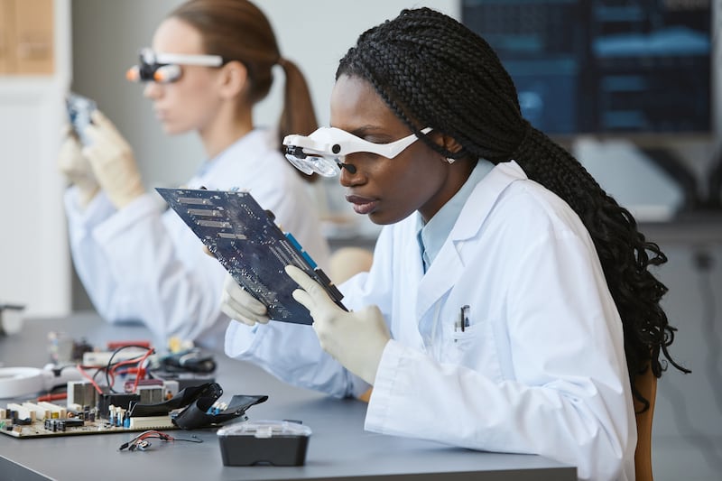 Senacyt mantiene convocatoria de becas de excelencia para mujeres, en ciencia y tecnología