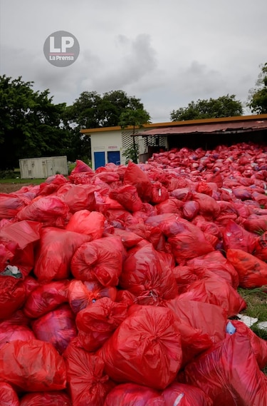 Desechos hospitalarios inundan los predios del Nicolás A. Solano en La Chorrera