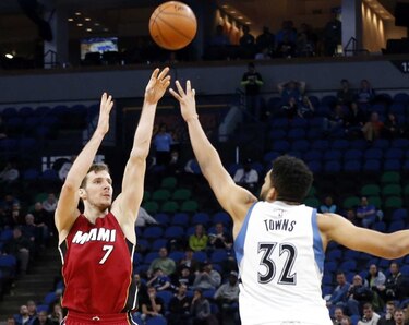 LeBron, Irving y Love arrollan; Miami sigue con buena racha