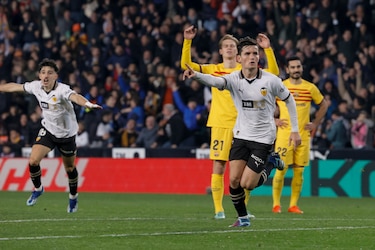 Valencia castiga al Barcelona; habla Xavi