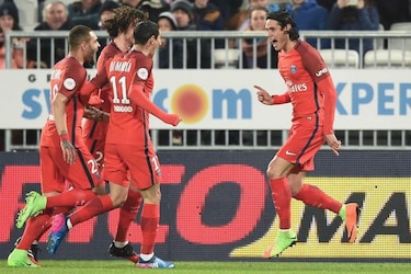 PSG gana 3-0 en Burdeos con dos goles de Cavani y uno de Di María