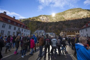 Inauguran espejos gigantes para iluminar pueblo noruego sin sol en invierno